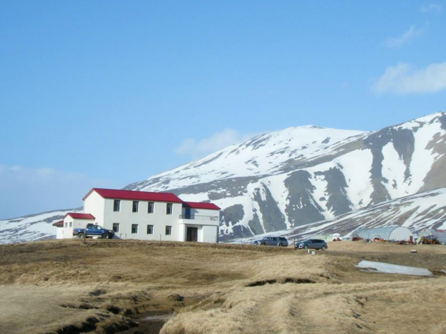 Mynd af félagsheimilinu Arnhólsstöðum í Skriðdal