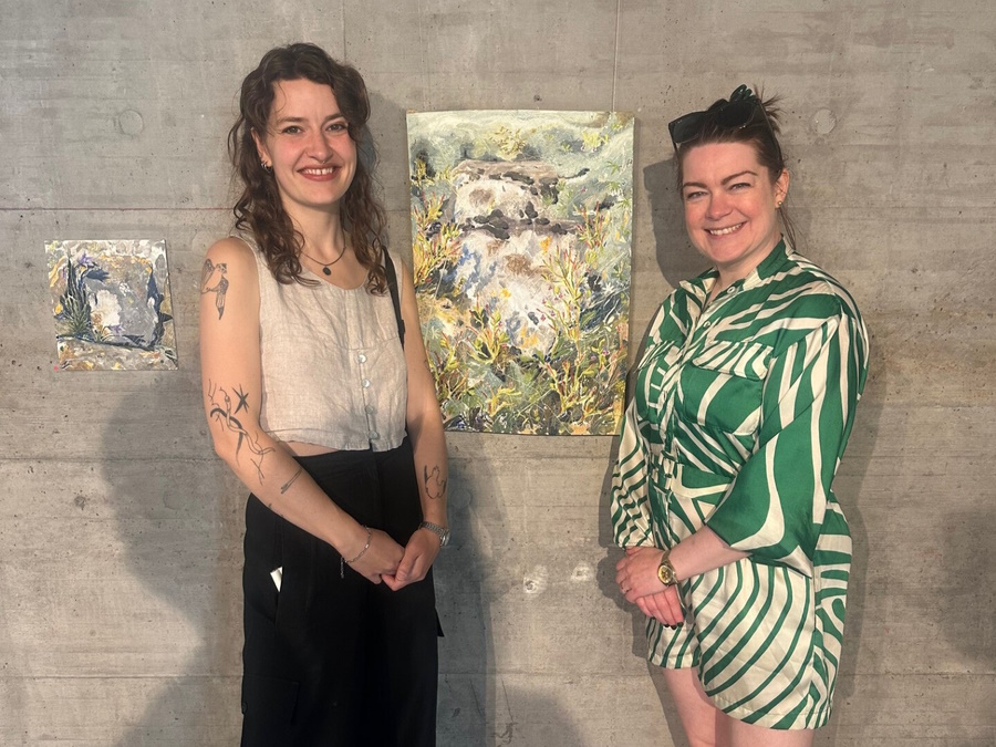 Sveitarstjóri ásamt Elínu Elísabetu á sýningaropnun í Glettu við titilverk sýningarinnar Sækja heim