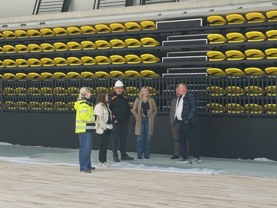 Heimsókn sviðsstjóra og sveitarstjóra til sveitarfélaga á Vesturlandi, nýtt íþróttahús á Akranesi skoðað