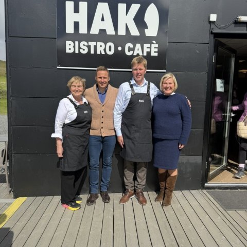 Forsetahjónin með Höllu Eiríksdóttur og Sigvalda Ragnarssyni á Hak bistro og café á Hákonarstöðum. 
