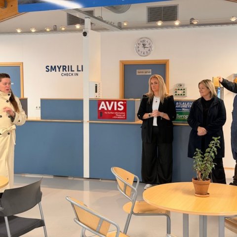 Dagmar Ýr Stefánsdóttir sveitar- og hafnarstjóri tekur á móti þingmönnum í ferjuhúsinu á Seyðisfirði.