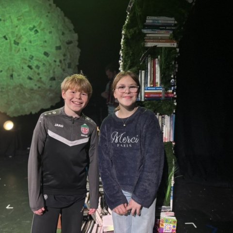 Ísak Ari Þorgeirsson 12 ára og Ólöf Elsa Ásgrímsdóttir 11 ára fara með hlutverk í sýningunni. 