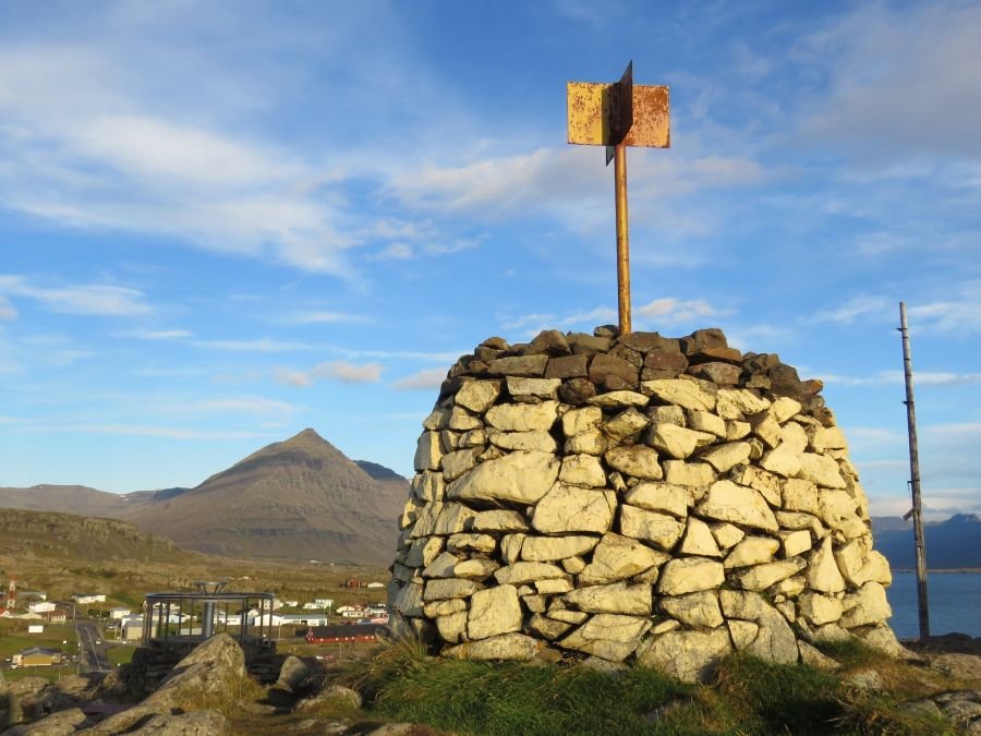 Mynd: Bóndavarðan á Djúpavogi.
