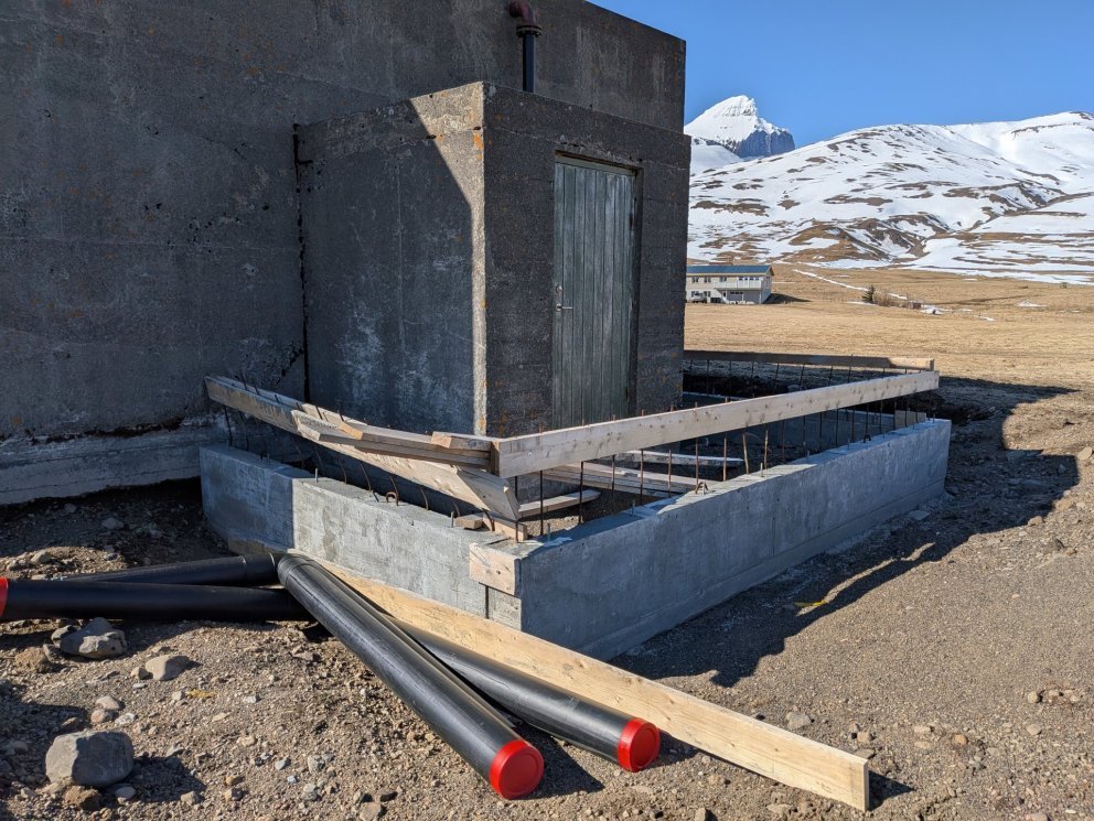 Vatnstankur í framkvæmdafasa á Borgarfirði. Mynd tekin af vef HEF