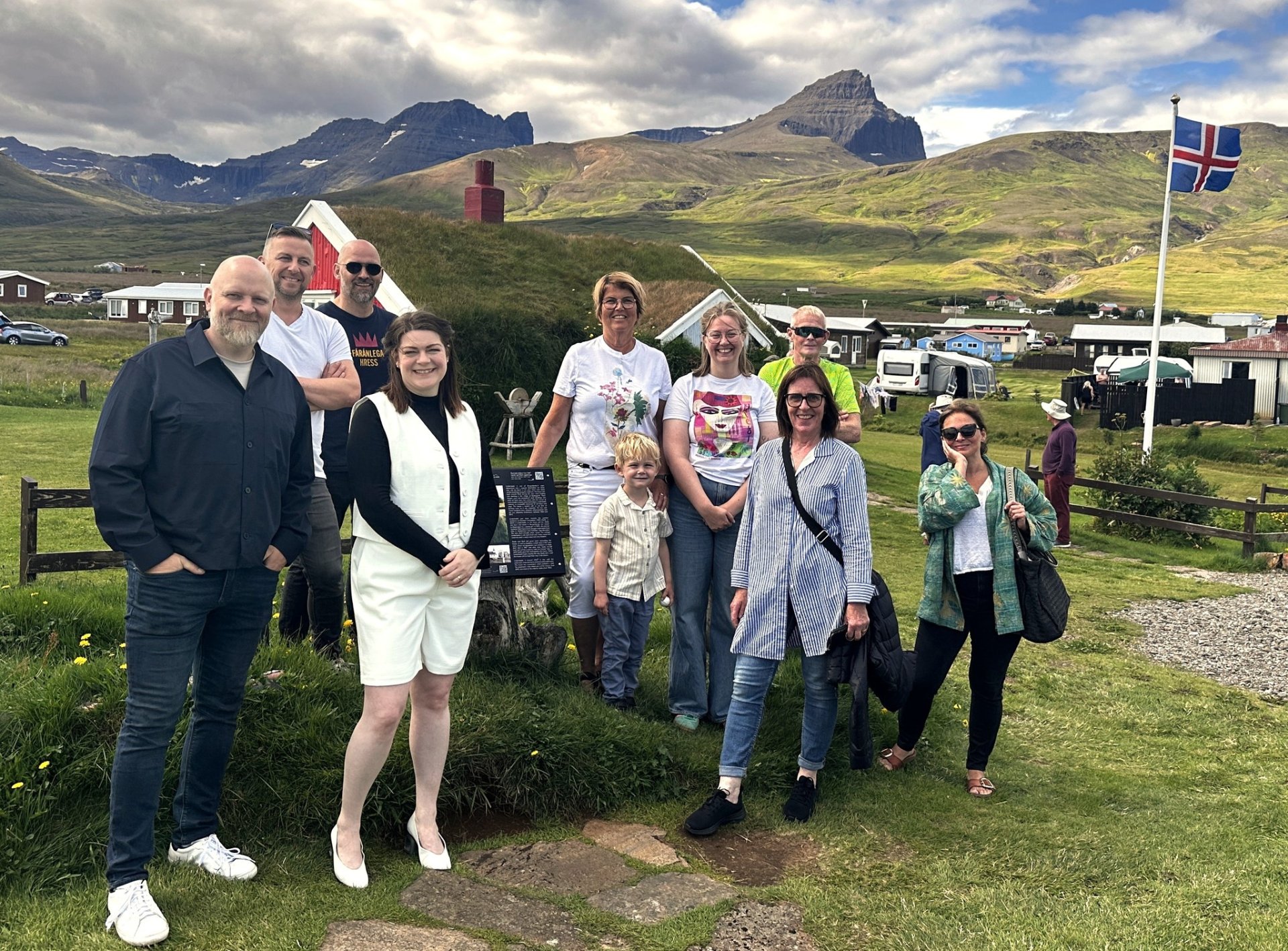 Stofnendur hollvinasamtakanna ásamt forsprökkum Bræðslunnar, Emilíönu Torrini og Dagmar Ýr Stefánsdó…