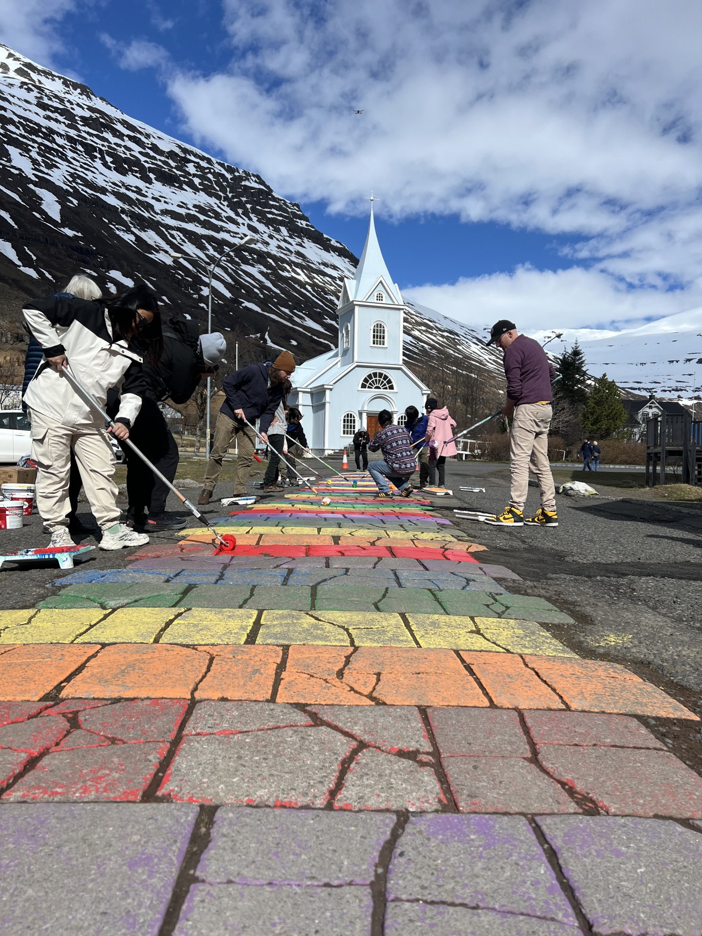 Öll hvött til að taka þátt í að mála regnbogagötuna