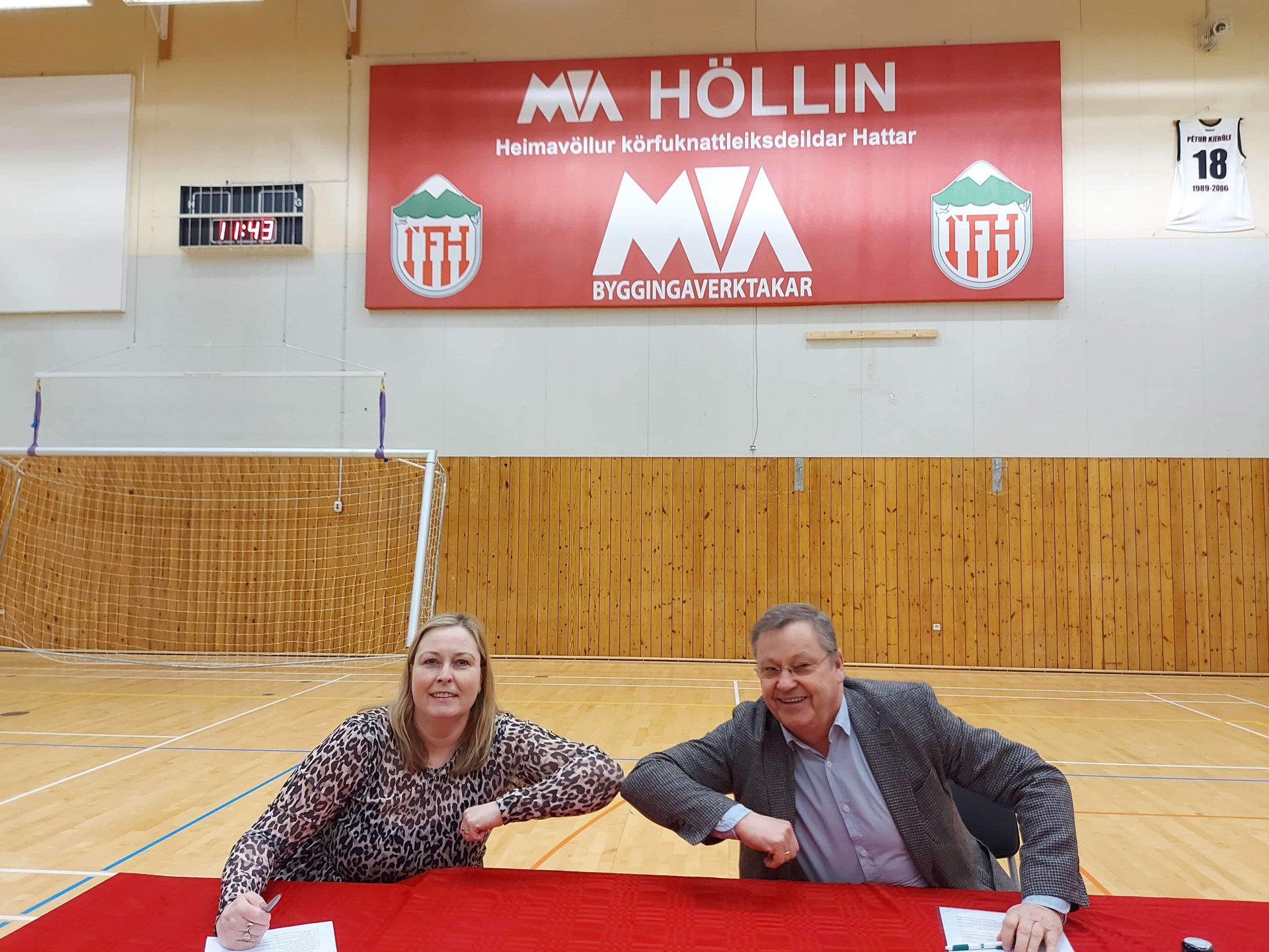 Á myndinni má sjá Ásthildi Jónasdóttir formann Körfuknattleiksdeildar Hattar og Björn Ingimarsson sv…