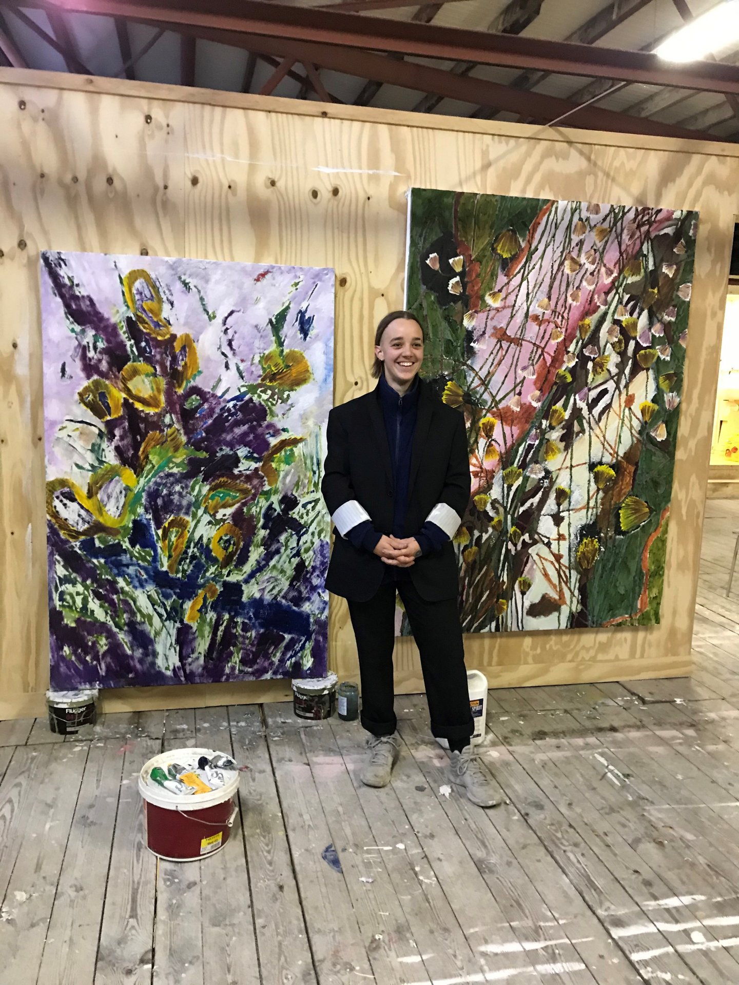 Laura Tack með tveimur af verkum sínum. Ljósmynd Sigríður Heiðdal.