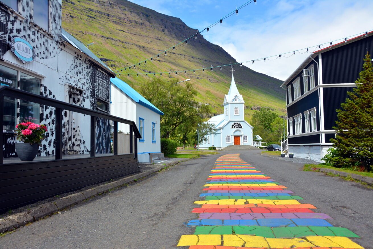 Norðurgata máluð í regnbogans litum