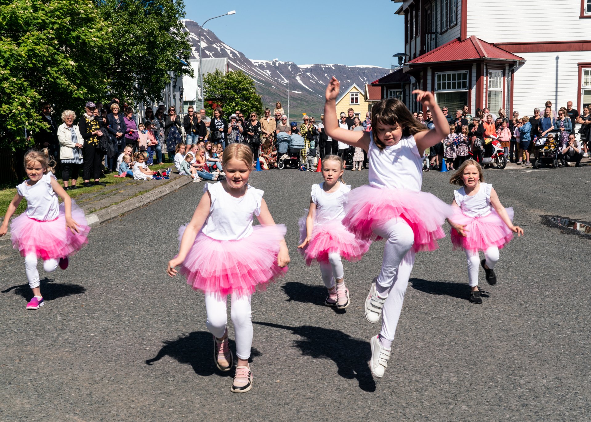Ljósmynd frá 17. júní 2020 á Seyðisfirði. Ljósmyndari Jessica Auer.