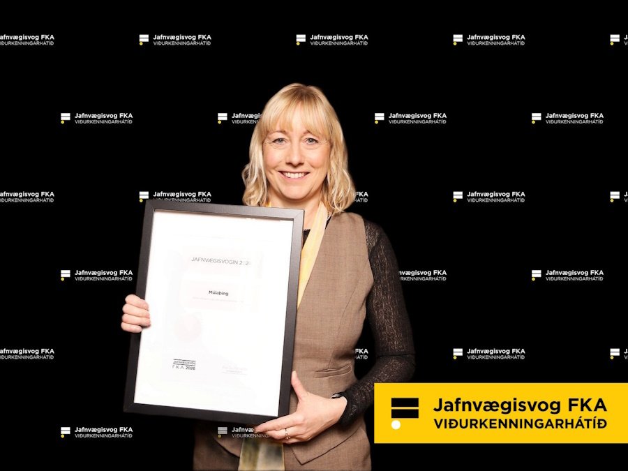 Mynd: Sigurbjörg Hvönn Kristjánsdóttir sviðsstjóri menntunar og lýðheilsu tók á móti viðurkenningunn&hellip;