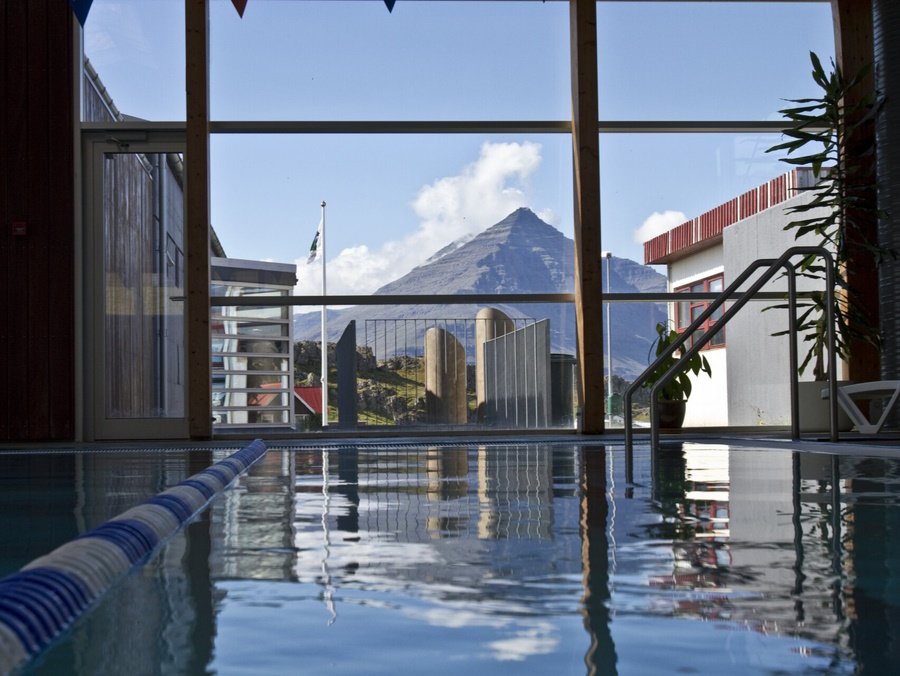 Sundlaugin á Djúpavogi, Búlandstindur í baksýn
Mynd: Andrés Skúlason