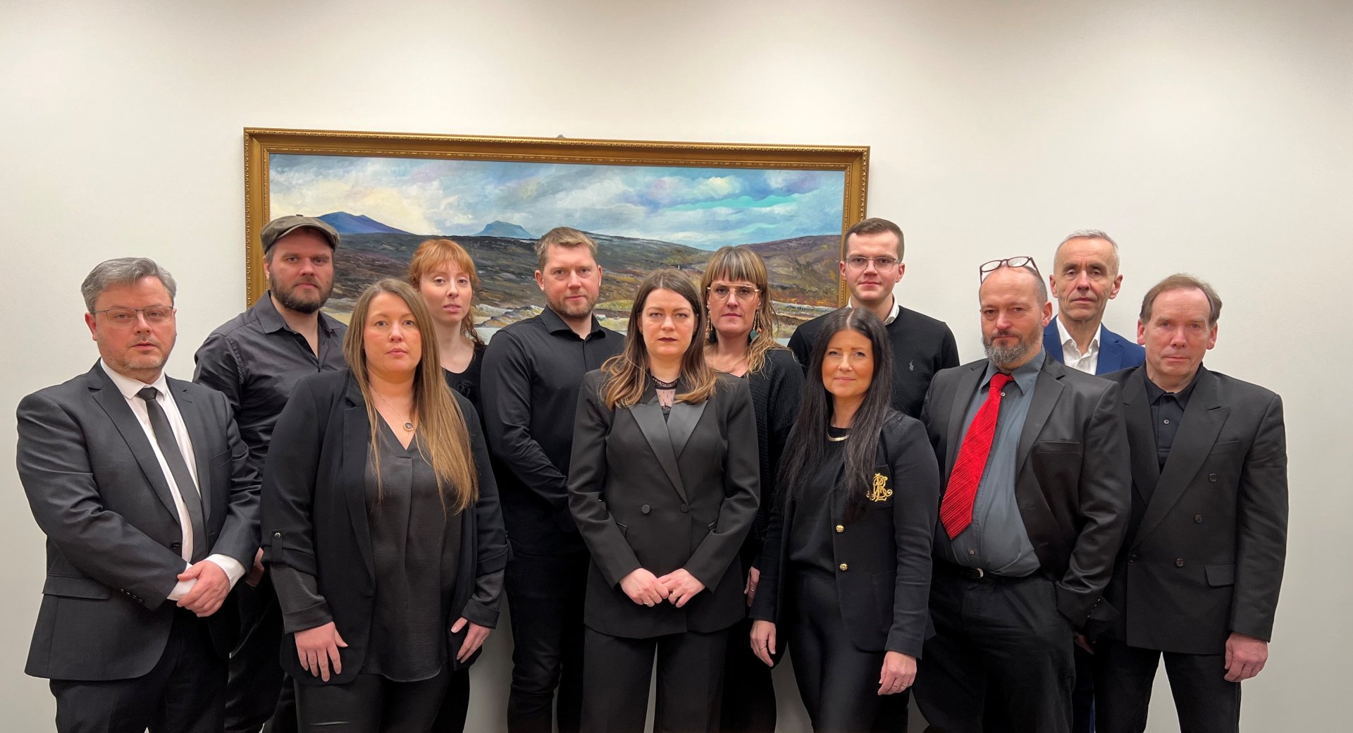 Sveitarstjórn var svartklædd á fundi sínum í dag