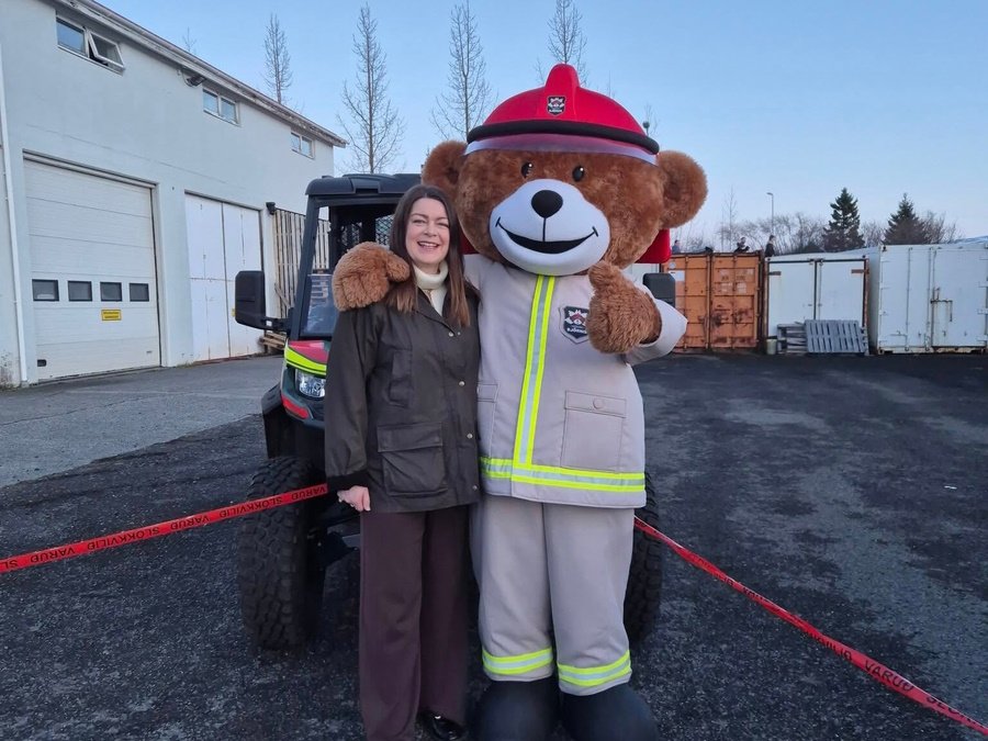 Sveitarstjóri með Bjössa brunabangsa sem var meðal gesta á Jólakettinum